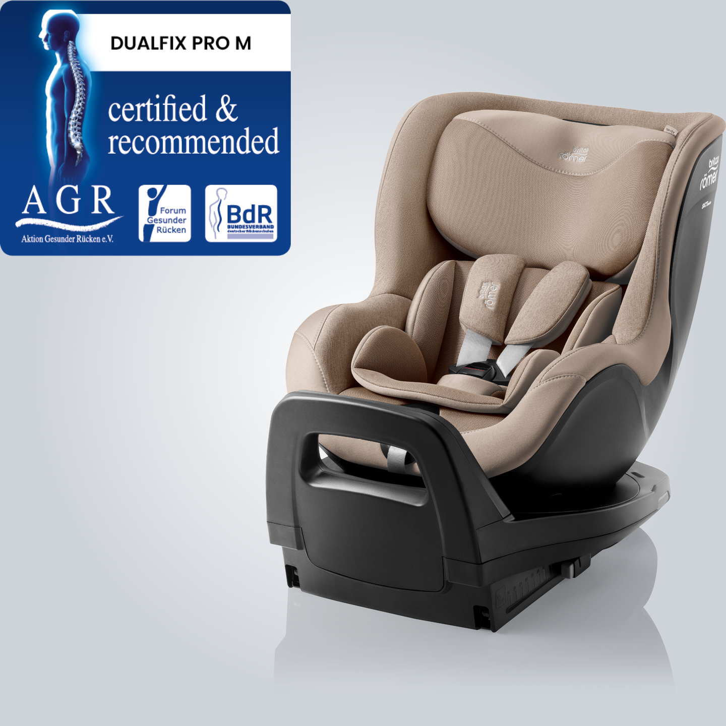DUALFIX PRO M v barvě Teak, 360&deg; otočn&aacute; autosedačka pro batolata s nastavitelnou opěrkou hlavy a syst&eacute;mem bezpečnostn&iacute;ch p&aacute;sů, zobrazena v &scaron;ikm&eacute;m předn&iacute;m pohledu s označen&iacute;m &bdquo;Tested & Recommended&ldquo; od Aktion Gesunder R&uuml;cken e.V.