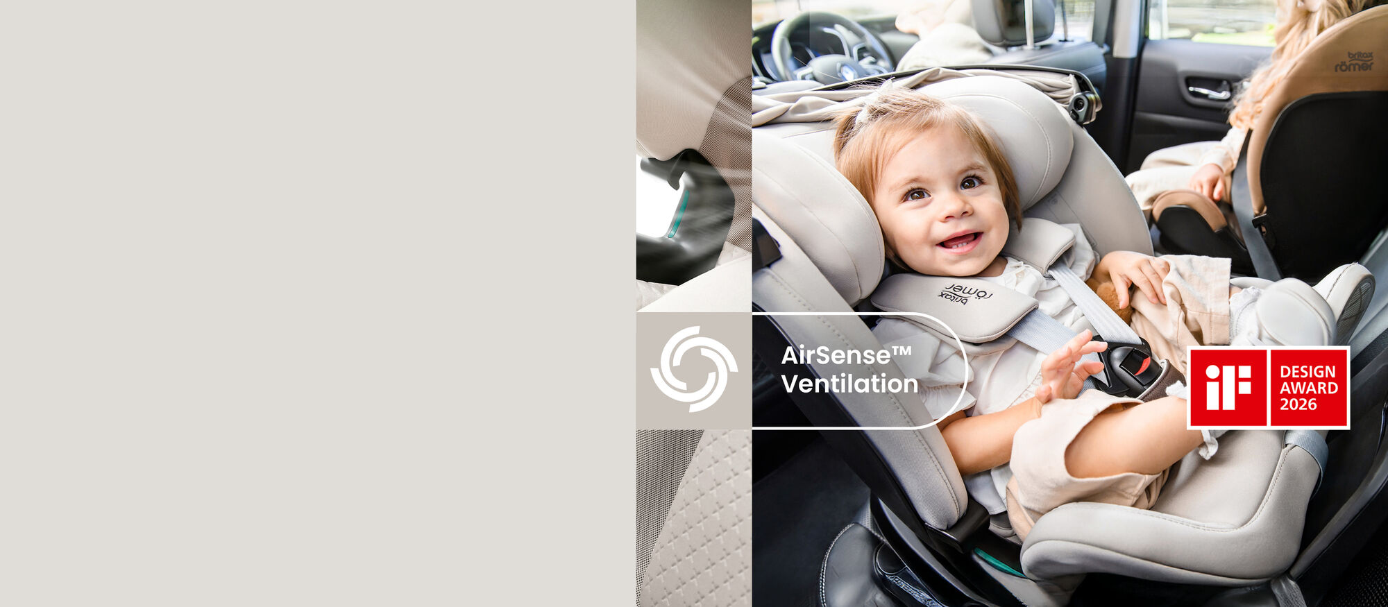 Batole upevněn&eacute; v autosedačce Britax R&ouml;mer SWIVEL-GROW MAX AIR ve voze, s detaily ventilace AirSense&trade; a oceněn&iacute;m iF Design Award 2026.
