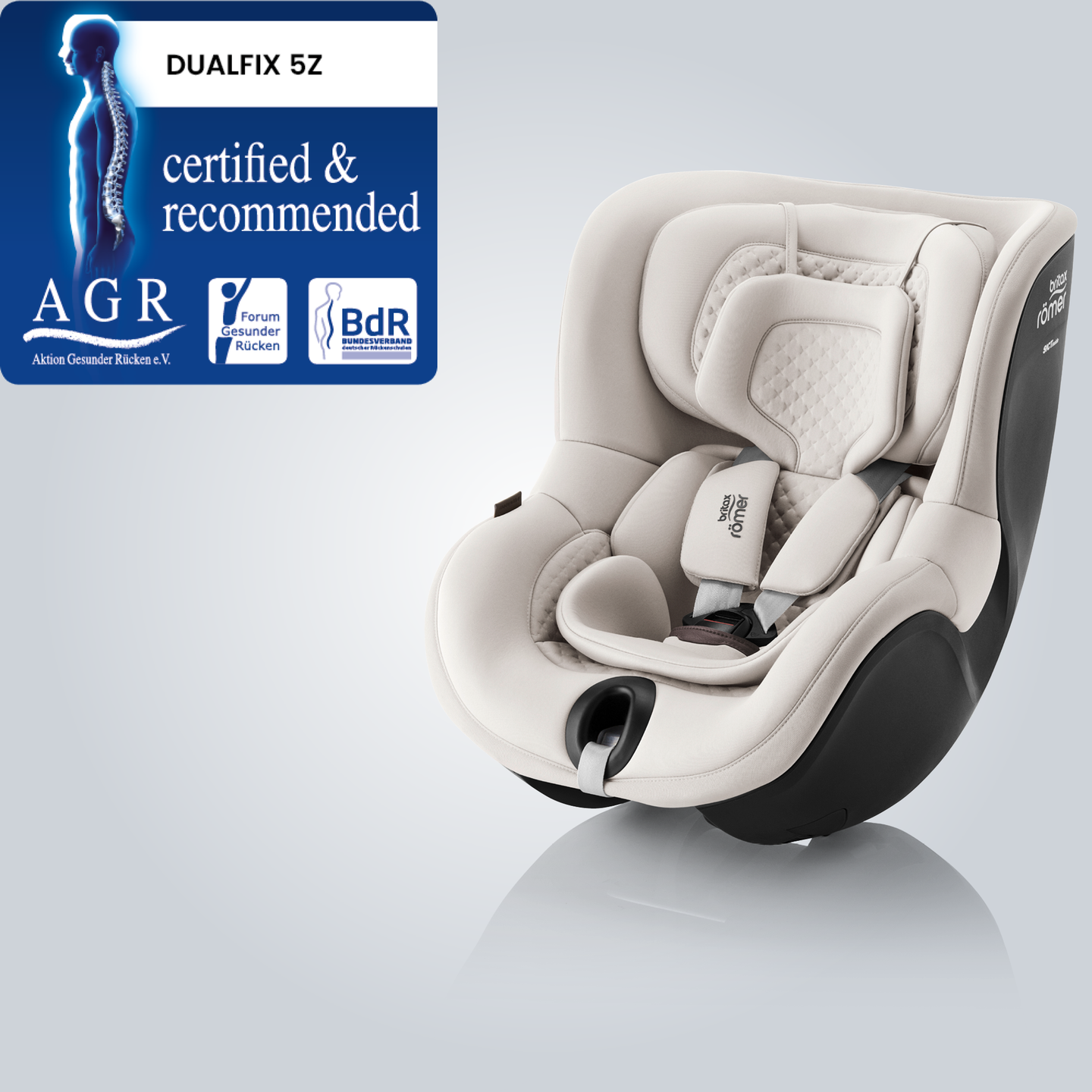 DUALFIX 5Z, 360&deg; otočn&aacute; autosedačka pro batolata, zobrazena v poloze po směru j&iacute;zdy s označen&iacute;m &bdquo;Tested & Recommended&ldquo; od Aktion Gesunder R&uuml;cken e.V.