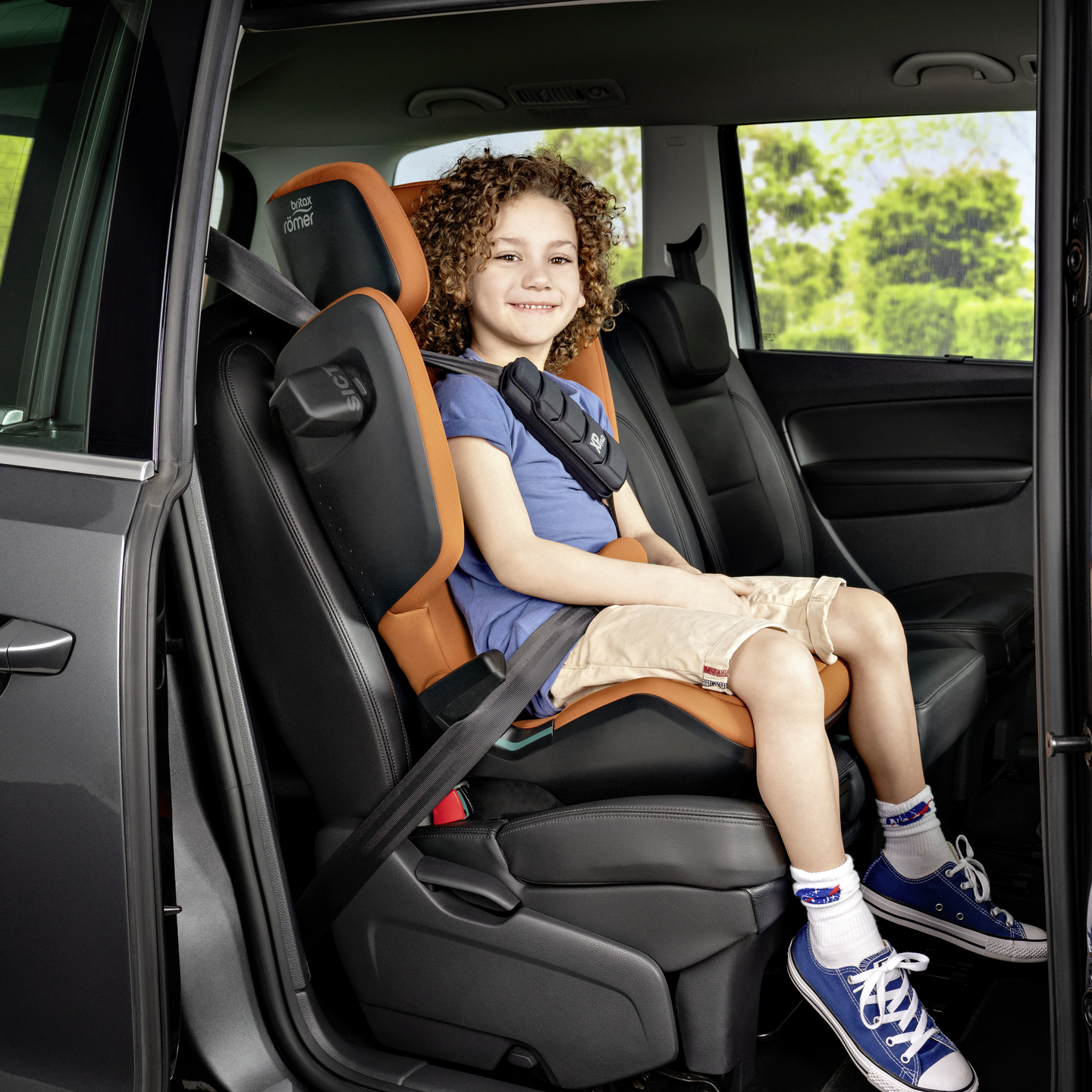 D&iacute;tě bezpečně sed&iacute; v autosedačce KIDFIX i-SIZE s vysokou opěrkou zad, instalovan&eacute; na zadn&iacute;m sedadle modern&iacute;ho automobilu, s ochranou proti bočn&iacute;mu n&aacute;razu, spr&aacute;vn&yacute;m veden&iacute;m bezpečnostn&iacute;ho p&aacute;su a ergonomick&yacute;m pohodl&iacute;m pro rostouc&iacute; děti.