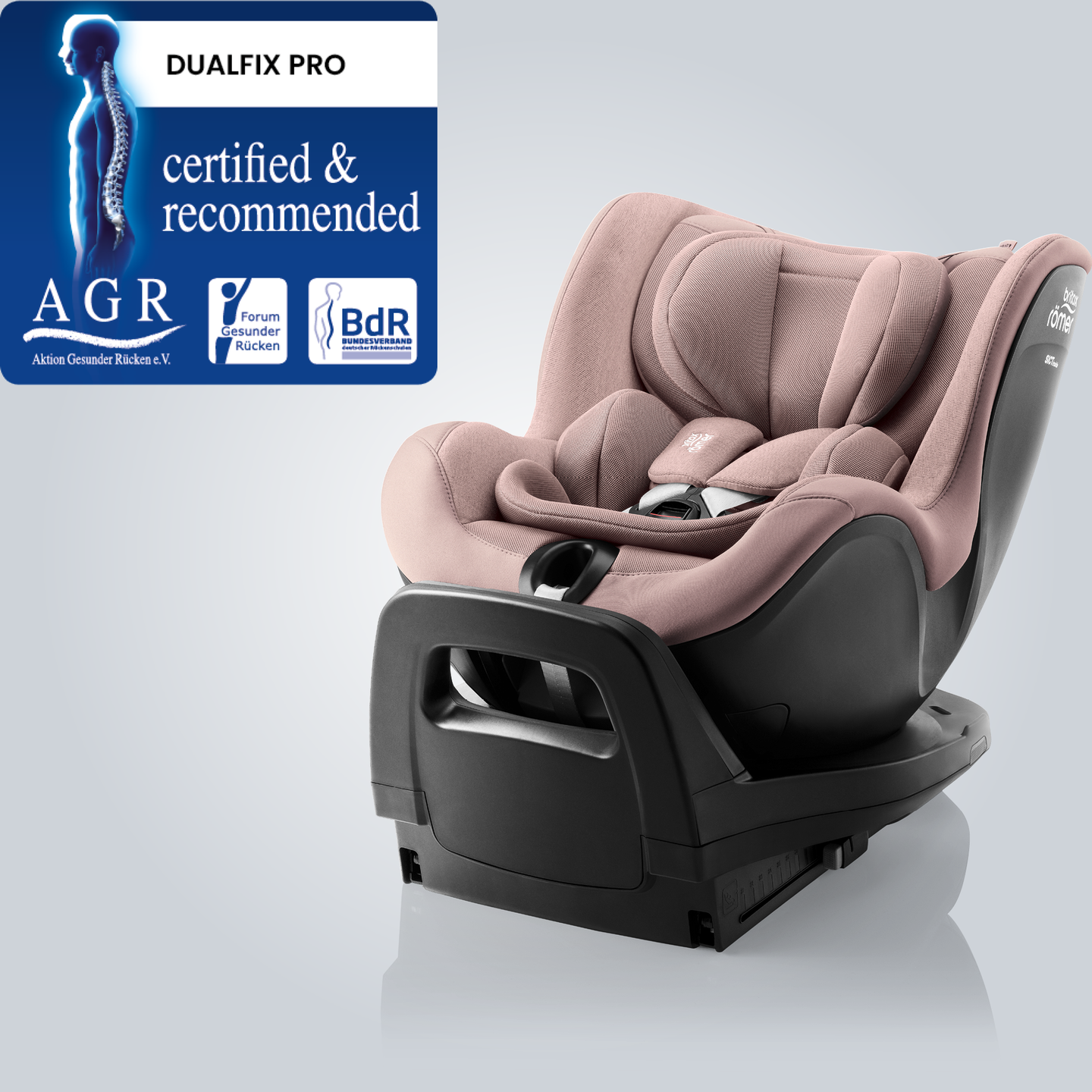 DUALFIX PRO v barvě Dusty Rose, 360&deg; otočn&aacute; autosedačka pro kojence s hlubok&yacute;mi bočn&iacute;mi ochranami a integrovanou z&aacute;kladnou, zobrazena v &scaron;ikm&eacute;m předn&iacute;m pohledu s označen&iacute;m &bdquo;Tested & Recommended&ldquo; od Aktion Gesunder R&uuml;cken e.V.